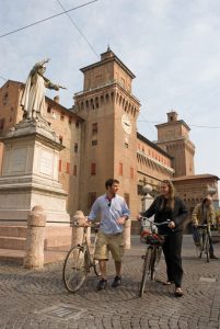 IR - Ferrara students with bikes and statue