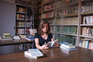 IR - Student in Library